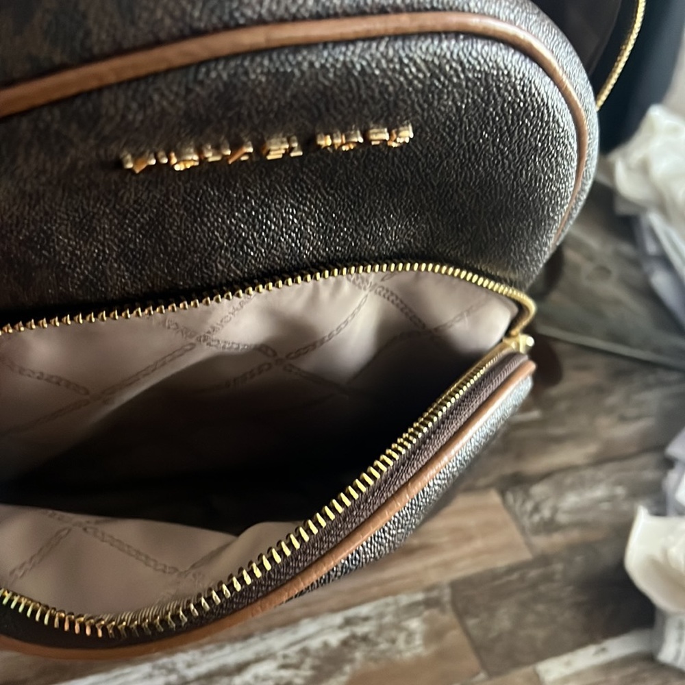 Michael kors signature back pack, very clean used only a few times - Picture 7 of 10